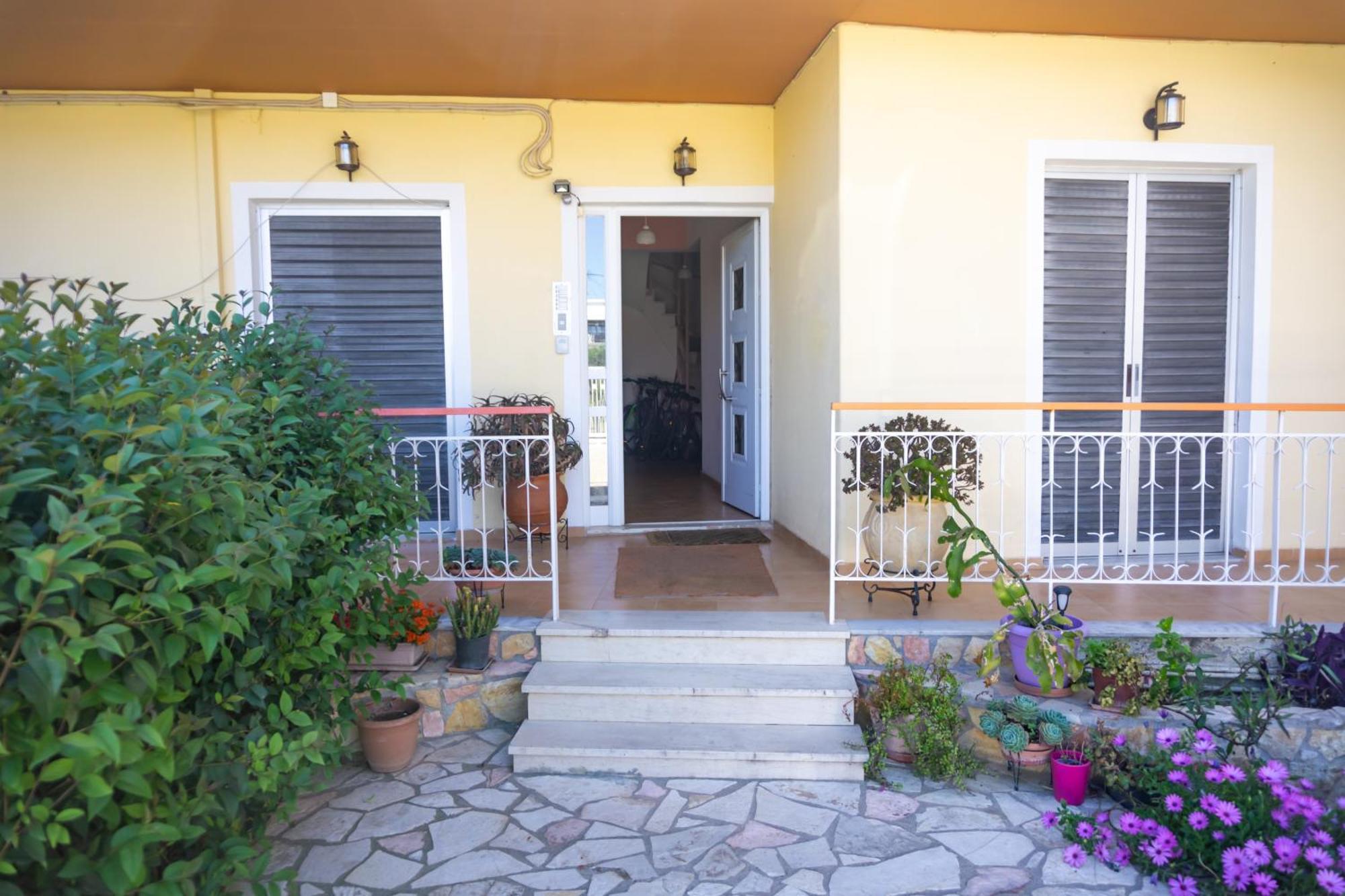 Mema'S Tranquil Studio In Patra - Free Parking Экстерьер фото